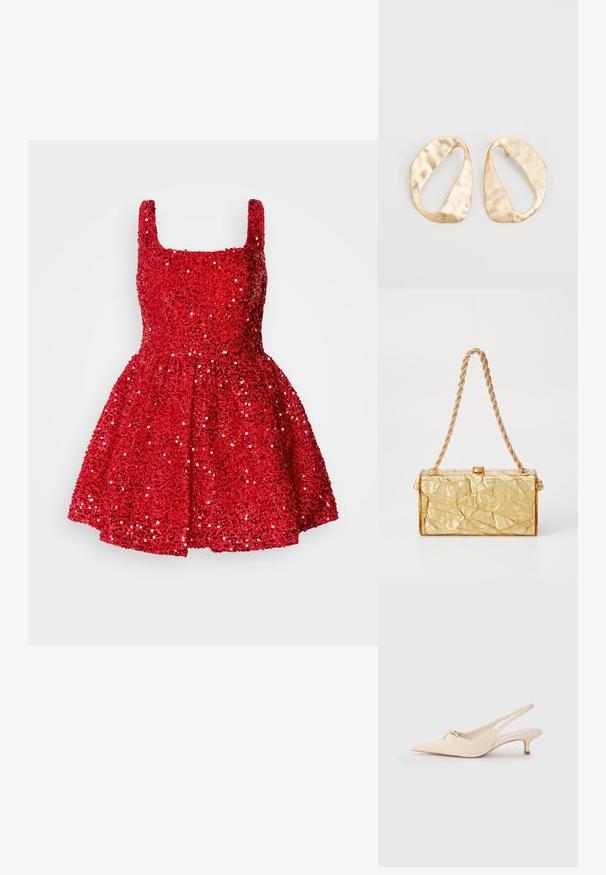 Červené trblietavé šaty so štvorcovým výstrihom, bez rukávov, priliehavým telom a rozšírenou sukňou. Po celom povrchu sa nachádza žiarivá textúra.; Súkne s pootočeným prstom v off-white koži, s malou mašľou a nízkym kitten podpätkom. Hladká textúra, minimalistický dizajn.; Zlatá kabelka s pokrčenou textúrou, s obdĺžnikovým tvarom, disponujúca reťazovým popruhom a zapínaním na vrchu. Hladký, lesklý povrch.; Pár nepravidelných oválnych zlatistých kovových náušníc s textúrovaným, mierne rozbitým povrchom na bielom pozadí.