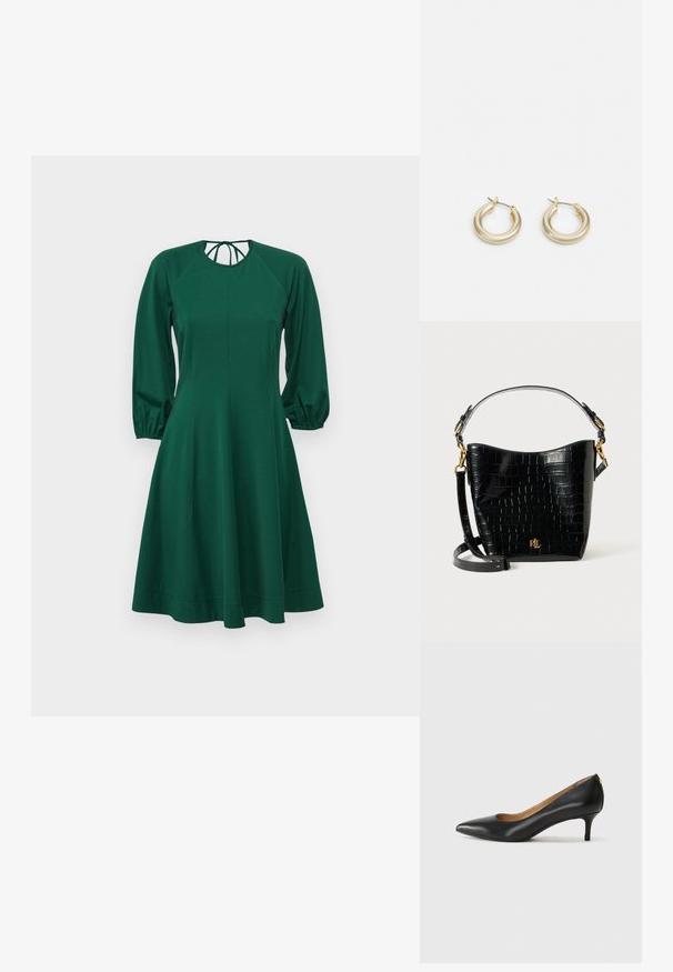 Grøn kjole med lange puffærmer, rund halsudskæring og en tætsiddende liv. Fremstillet i blødt stof, den har en blød udvidelse fra taljen til kanten.; Sorte læderpumper med spids tå, lav hæl og en glat tekstur. Har en let åbning foran og minimal hardware bagpå.; Sort lædertaske med krokodilleprægning, rundet form, guldhardware-detaljer, justerbar rem og logodekal foran.; Lauren Ralph Lauren BASIC SMALL HOOP - Øreringe - gold-coloured