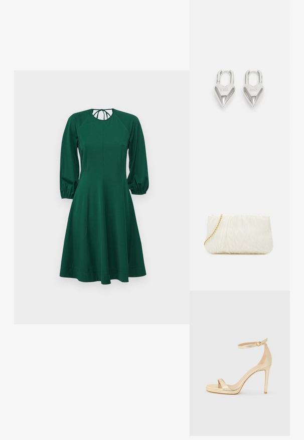 Grünes Kleid mit langen Puffärmeln, rundem Ausschnitt und tailliertem Oberteil. Hergestellt aus weichem Stoff, der sanft von der Taille bis zum Saum ausgestellt ist.; Goldfarbene metallische High-Heel-Sandale mit offener Zehenpartie, Knöchelriemen mit Schnalle und einer Plattformsohle für zusätzliche Höhe. Glatte Textur.; Weiße, strukturierte Clutch mit einem gerafften Design, ausgestattet mit einem goldenen Kettenriemen. Glatte Oberfläche mit subtilen Wellen und abgerundeten Kanten.; Silberne herzförmige Vorhängeschlösser mit eingravierten "JA"- und "NEIN"-Texten, polierte Oberfläche, symmetrisches Design und einem robusten Metallverschluss.