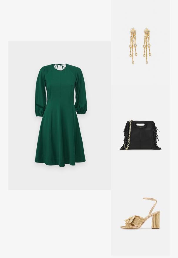 Robe verte avec de longues manches bouffantes, encolure arrondie et corsage ajusté. Fabriquée en tissu doux, elle s'évase doucement à la taille jusqu'à l'ourlet.; Sandales dorées à talons avec un devant noué, texture plissée et une bride de cheville. Le talon carré a un design strié, améliorant l'adhérence.; Sac à main en cuir noir avec des détails en franges, chaîne dorée pour l'épaule et une poignée découpée. Présente le logo sur le devant.; Boucles d'oreilles en ton or avec plusieurs chaînes en cascade, présentant des accents en strass ovales transparents et des dessus à clous décoratifs.