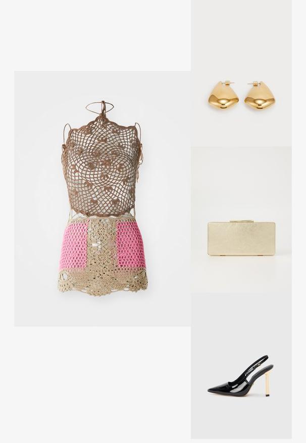 Heklet topp med intrikat brun mønster, som har rosa og beige seksjoner. Justerbare knytninger på skuldrene og kanten. Åpen vevstruktur.; Sorte patentlær slingback høyhælte sko med spiss tå og gullfarget firkantet hælaccent. Har justerbar ankelrem.; Gull clutch-veske med en jevn metallisk finish, rektangulær form og en enkel lås. Ingen synlige mønstre eller dekorasjoner.; Øreringer i gulltone laget av metall, med en glatt, avrundet trikantform og stift-bakdesign; reflekterende overflate med minimal detaljer.
