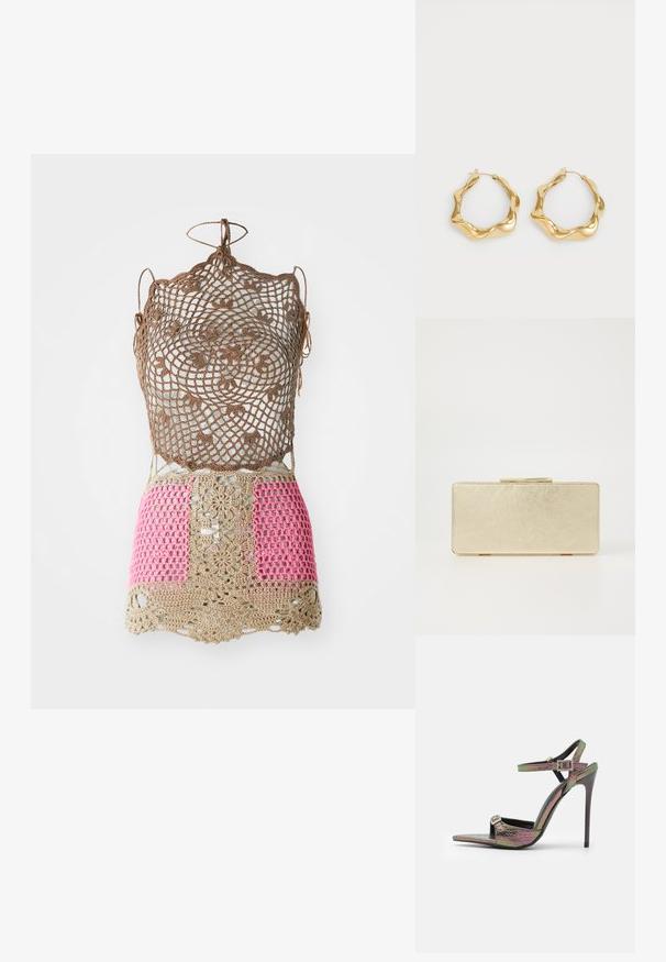 Horgolt felső bonyolult barna mintázattal, rózsaszín és bézs részekkel. Állítható nyakkendők a vállaknál és az alján. Nyitott szövésű textúra.; Magassarkú szandál, sokszínű, texturált kígyóbőr mintázattal. Állítható bokapántokkal és hegyes orrú kialakítással rendelkezik.; Arany színű clutch táska sima fémes felülettel, téglalap alakú, egyszerű csattal. Nincsenek látható minták vagy díszítések.; Arany fülbevalók hullámos, texturált formával. Finom drótzárral rendelkezik, és fényes, tükröződő felülete van.