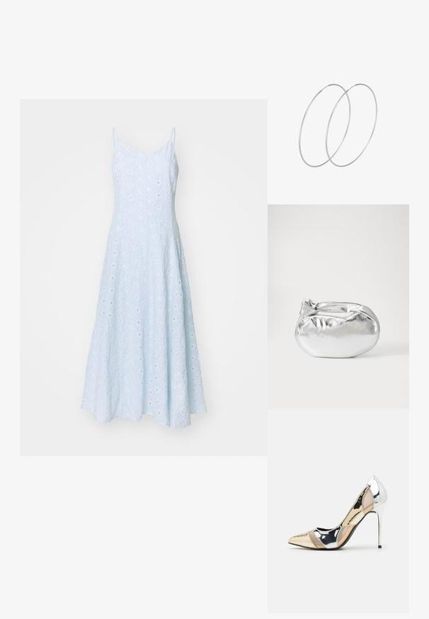 Svetlomodré šaty bez rukávov s rozšíreným strihom, štruktúrovaná látka s jemnými vertikálnymi prúžkami a malými výrezmi.; Lodičky s špičatou špičkou v striebornom, zlatom a telovom farebnom prevedení. Lesklý povrch s výrezovým dizajnom, s ihlovým opätkom.; Strieborná metalická taška s mäkkým, zaobleným tvarom a uzáverom s uzlíkom. Vyrobená z hladkej syntetickej kože.; Strieborné kruhové náušnice s minimalistickým dizajnom. Cirkulárny tvar, hladký povrch a tenký profil. Ľahké s lesklým povrchom.