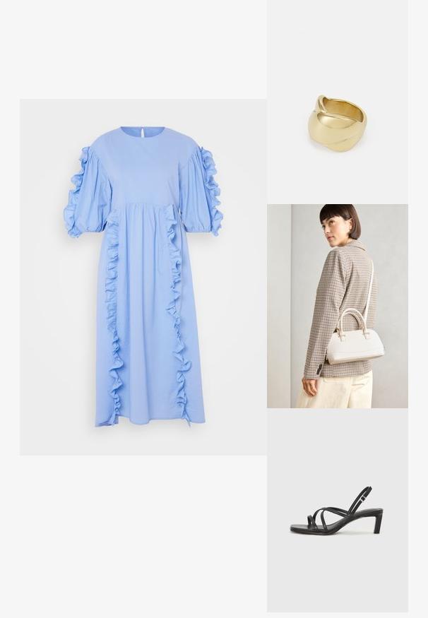 Világoskék midi ruha puha anyagból, puffos ujjal és fodros díszítéssel az elülső és oldalsó részen. Kulcslyuk hátkivágás.; Fekete pántos szandál négyzetes orral és alacsony blokk sarkal. Több vékony pánttal és állítható boka pánttal rendelkezik. Sima bőrből készült.; Fehér, strukturált kézitáska rövid füllel és vállpánttal, arany színű fém kiegészítőkkel és texturált anyagból, szürke háttér előtt bemutatva.; Aranyszínű gyűrű sima, csavarodott mintával. Polírozott felülettel és lekerekített élekkel rendelkezik, ami zökkenőmentes, folyékony formát kölcsönöz neki.
