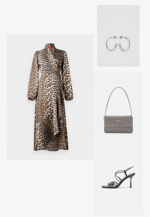 Leopardenmuster Wickelkleid aus Satin. Lange Ärmel, V-Ausschnitt und Taillengurt. Fließende Silhouette mit schichtartigem Saumdesign.; Schwarze, hochhackige Sandalen mit dünnen Riemen und einem geknoteten Design, einer glatten, rechteckigen Zehenpartie und einem eleganten Stiletto-Absatz.; Hellegraue metallische Handtasche mit einer Kettenriemen, verziert mit kleinen kreisförmigen metallic Nieten und einem dreieckigen Markenlogo.; Silberne Creolen mit einer glatten, glänzenden Oberfläche. Abgerundete Form, leichtes Design, mit einer Steckverschluss.