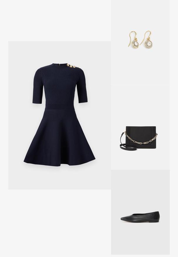 Navyblauwe jurk met een aansluitende geribbelde bovenkant en een uitlopende rok. Beschikt over korte mouwen, een hoge hals en gouden knoopdetails op de schouder.; Zwarte leren balletflat, puntige neus, minimalistisch design, gladde textuur, lage hak, geen zichtbaar beslag of versieringen.; Zwarte leren schoudertas met een gladde textuur, rechthoekige vorm en een metallic kettingdetail aan de voorkant. Verstelbare schouderband inbegrepen.; Goudkleurige oorbellen met ovaalvormige heldere kristallen omringd door kleinere heldere stenen, met een haakontwerp voor een veilige draagervaring.