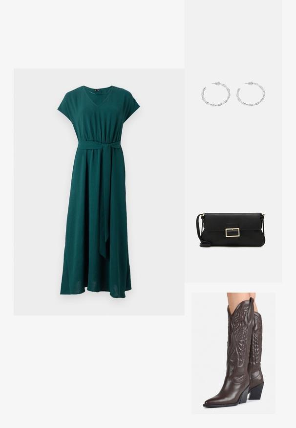 Długa, turkusowa sukienka z lekkiego materiału, z dekoltem w kształcie litery V, krótkimi rękawami, dopasowaną talią i przewiązanym paskiem dla dodatkowego akcentu.; Brązowe skórzane kowbojki z noskiem w kształcie migdała i blokowym obcasem, z detalicznym przeszyciem i podniesionymi akcentami na cholewce.; Czarna skórzana torebka kopertowa z klapką i detalem w postaci złotej metalowej klamry. Zawiera czarny pasek oraz elegancki, minimalistyczny design.; Srebrne kolczyki w kształcie obręczy z skręconym wzorem, z polerowanym wykończeniem i zapięciem na sztyft. Mają średnicę około 3 cm.