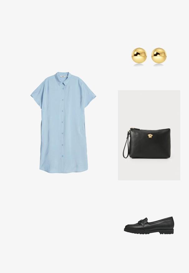Helles blaues, kurzärmliges Hemdkleid aus glattem Stoff, mit einer geknöpften Vorderseite, klassischem Kragen und seitlichen Taschen.; Schwarze Lederloafers mit runder Zehenpartie, die über ein dekoratives Schleifchen und eine strukturierten Gummisohle für besseren Halt verfügen. Einfaches und flaches Design.; Schwarze Leder-Clutch mit goldener Medusa-Emblematik, Reißverschlussverschluss und abnehmbarem Trageriemen, mit glatter Textur und rechteckiger Form.; Goldfarbene, kugelförmige Ohrringe mit einer glänzenden, reflektierenden Oberfläche. Das Design ist schlicht und glatt, was einen modernen, minimalistischen Look erzeugt.