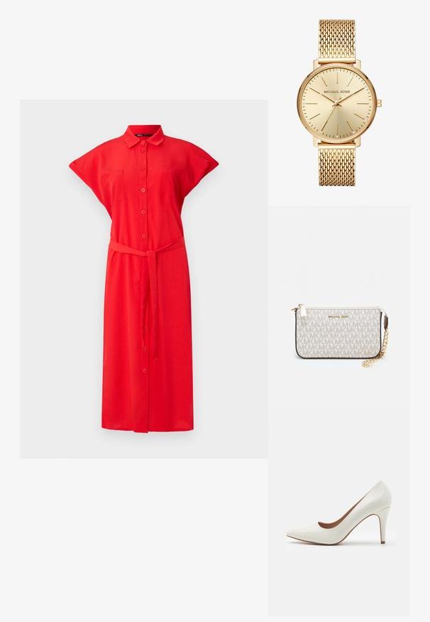 Rotes Hemdkleid mit kurzen Ärmeln, Fronttaschen und einem gebundenen Taillengürtel, aus leichtem Stoff gefertigt. Einfarbig mit glatter Textur.; Weiße Lackleder-Pumps mit spitzer Zehenform und glatter Oberfläche, ausgestattet mit einem schmalen Absatz und einem niedrigen Schnitt um die Öffnung.; Michael Kors Clutch in beige beschichtetem Canvas mit einem wiederholten MK-Logo-Muster, goldfarbener hardware und einem abnehmbaren Kettenriemen.; Goldfarbene Armbanduhr mit einem Netzarmband. Runde Ziffernblatt, minimalistisches Design und metallisches Finish. Verfügt über Stundenmarkierungen und vier dezente Edelsteine.