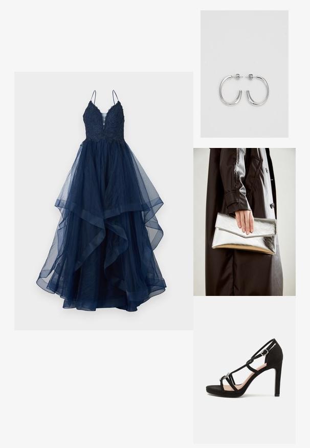 Mörkblå kvällsklänning med spagettiband, spetsliv och lager av tullkjol, med en hög-låg fåll och mjuk textur.; Svart mocka högklackad sandal med korsade remmar, en dekorativ silverfärgad accent och en plattformssula för extra höjd.; Silverfärgad metallisk kuvertväska med en vinkelrät design, slät textur och kontrasterande innervärd, hålls i en hand som bär en svart kappa.; Silver hoopsörhängen med en slät, glänsande yta, med en böjd form och post-stängning. Minimalistisk design med en modern finish.