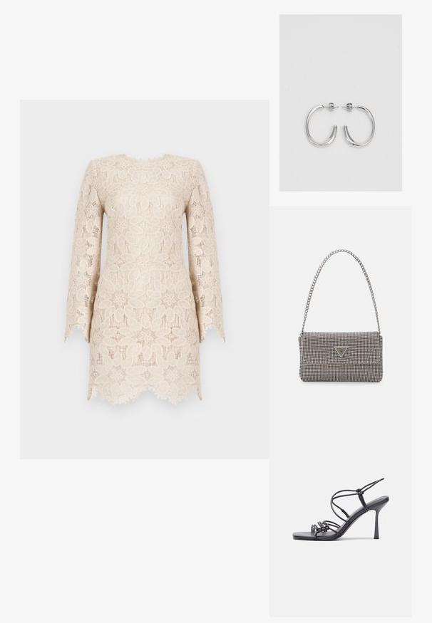 Vestido de renda em tom bege claro, com mangas longas, padrões florais e uma bainha em formato de ondulação com acabamento texturizado.; As sandálias de salto alto pretas apresentam tiras finas com um design em nó, uma biqueira quadrada lisa e um elegante salto agulha.; Bolsa metálica cinza claro com uma alça de corrente, adornada com pequenos rebites metálicos circulares e um logótipo triangular da marca.; Brincos de argola prateados com um acabamento suave e brilhante. Forma arredondada, design leve, com fecho de pino.