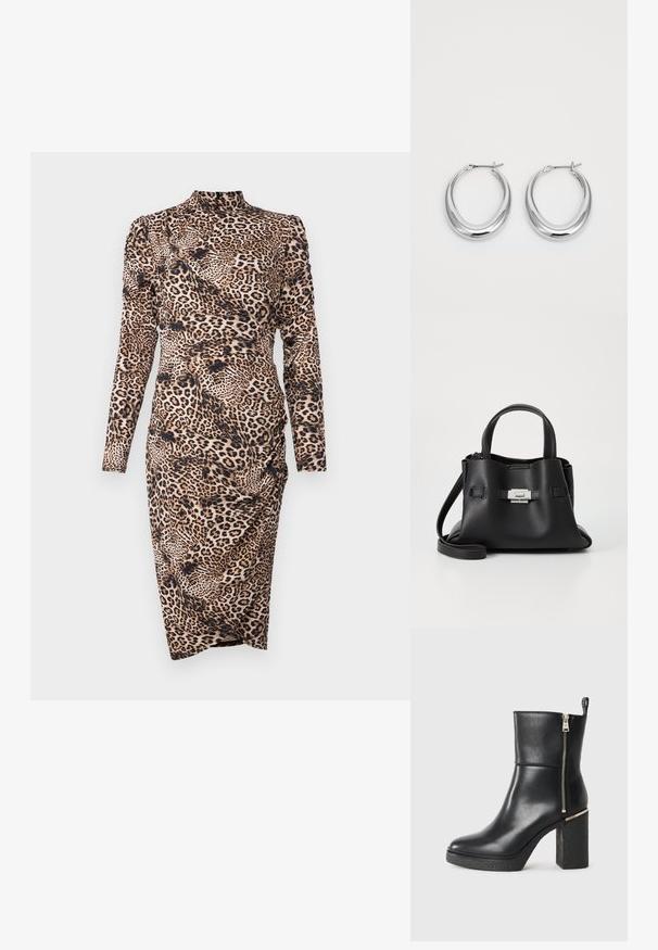 Kjole i leopardmønster med lange ermer, høy hals, rynkede detaljer, tettsittende passform og teksturert stoff i nyanser av brunt og svart.; Sorte ankelstøvler laget av glatt skinn, med glidelås på siden og en teksturert blokkhelt. Slip-on design med rund tå.; Svart skinnveske med teksturert overflate, som har to håndtak på toppen, en avtagbar skulderrem og detaljer med sølvspenne.; Et par polerte sølv halvmåne hoop øredobber med hengselspenner på hvit bakgrunn.