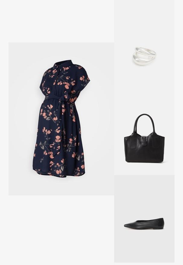 Granatowa sukienka w kwiaty z kołnierzykiem, krótkimi rękawami i związanym w talii paskiem. Charakteryzuje się różowym wzorem kwiatowym i zwiewnym materiałem.; Czarne baleriny z lakierowanej skóry, spiczasty nosek, minimalistyczny design, gładka faktura, niskie obcasy, bez widocznych elementów metalowych czy ozdób.; Czarna skórzana torba tote o gładkiej fakturze, usztywnionym kształcie, dwóch uchwytach oraz wyraźnym srebrnym zapięciu na przodzie.; Srebrna obrączka podwójna z gładką, polerowaną powierzchnią. Posiada płynny, zakrzywiony kształt z nakładającymi się sekcjami, co nadaje nowoczesny wygląd.