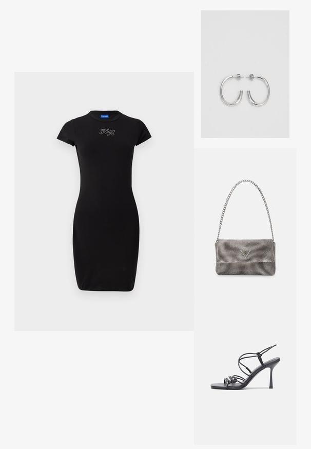 Czarna dopasowana sukienka z elastycznego materiału, z krótkimi rękawami i okrągłym dekoltem. Z przodu znajduje się detal z logo zdobiony kryształami.; Czarne sandały na wysokim obcasie mają cienkie paski z węzłowym wzorem, gładki, kwadratowy czubek i smukły obcas w stylu szpilki.; Jasnoszara metaliczna torebka na łańcuszku, ozdobiona małymi okrągłymi metalowymi ćwiekami oraz trójkątnym logo marki.; Srebrne kolczyki na biglu o gładkim, błyszczącym wykończeniu. O zaokrąglonym kształcie, lekkim designie, z zamknięciem na zatrzask.