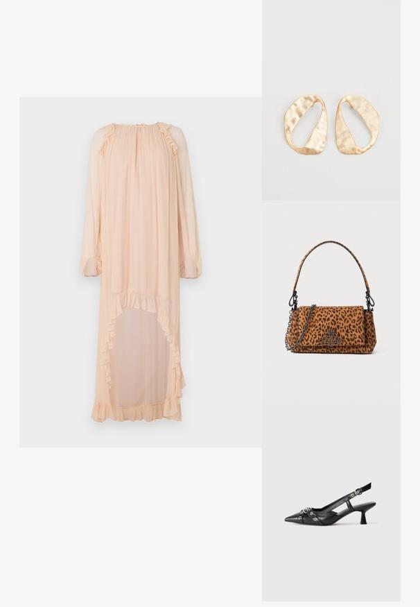 Lang, bleg peachfarvet kjole lavet af letvægtsstof, med rynkede detaljer ved udskæringen og kanten, samt en høj slids på den ene side.; Sort lædersandal med spids tå, dekorative stropper med metaløjer og en lav blokhæl. Struktureret overflade.; Leopardprint håndtaske lavet af suedeskind med et kort håndtag, en kædestrop og en spænde i sort metal. Firkantet form med klaplukning.; Et par uregelmæssige ovalformede øreringe i guldtonet metal med en tekstureret, let hamret overflade på en hvid baggrund.