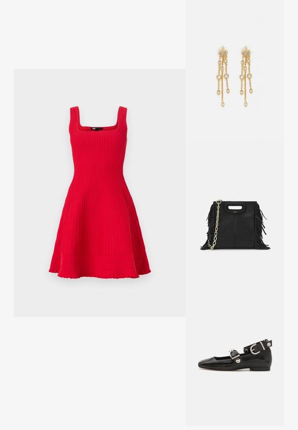 Maje RUTELL - Strickkleid - rouge; Schwarze Lackleder-Ballerina mit eckiger Zehenpartie, Knöchelriemen mit silberner Hardware und flacher Sohle. Glatte Textur mit minimalistischen Design.; Schwarze Lederhandtasche mit Fransen-Details, goldener Ketten-Schulterriemen und einem ausgeschnittenen Griff. Mit Logoplatzierung auf der Vorderseite.; Goldtonige Ohrringe mit mehreren kaskadierenden Ketten, verziert mit klaren ovalen Strasssteinen und dekorativen Ohrsteckern.