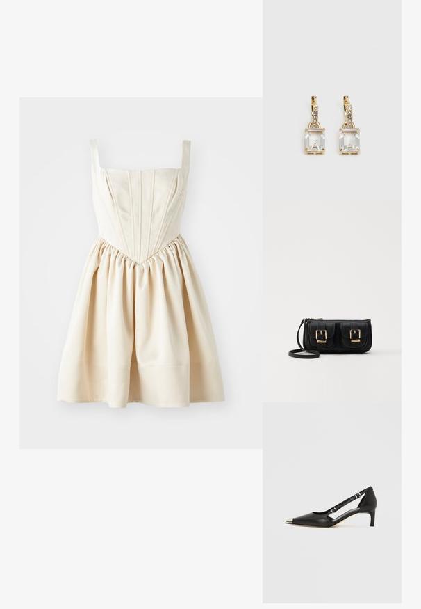 Kremno oblačilo z kvadratnim izrezom, prilegajočim bodijem s pregibi in zbrano krilo, izdelano iz gladkega materiala. Nastavljivi trakovi.; Črni usnjeni čevelj z rahlo peto, z ostro srebrno konico in dvema paščkoma z zaponkama na belem ozadju.; Črna usnjena torbica čez ramo z dvema sprednjima žepoma, zlatimi zaponkami, zadrgo in ozkim pasom. Tekstura površine je strukturirana, obliko pa ima kompaktno pravokotno.; Zlato obarvani uhani, ki vsebujejo pravokoten, prozoren kristal, obešen pod vrsto majhnih, okroglih prozornih dodatkov. Elegantna, moderna zasnova.