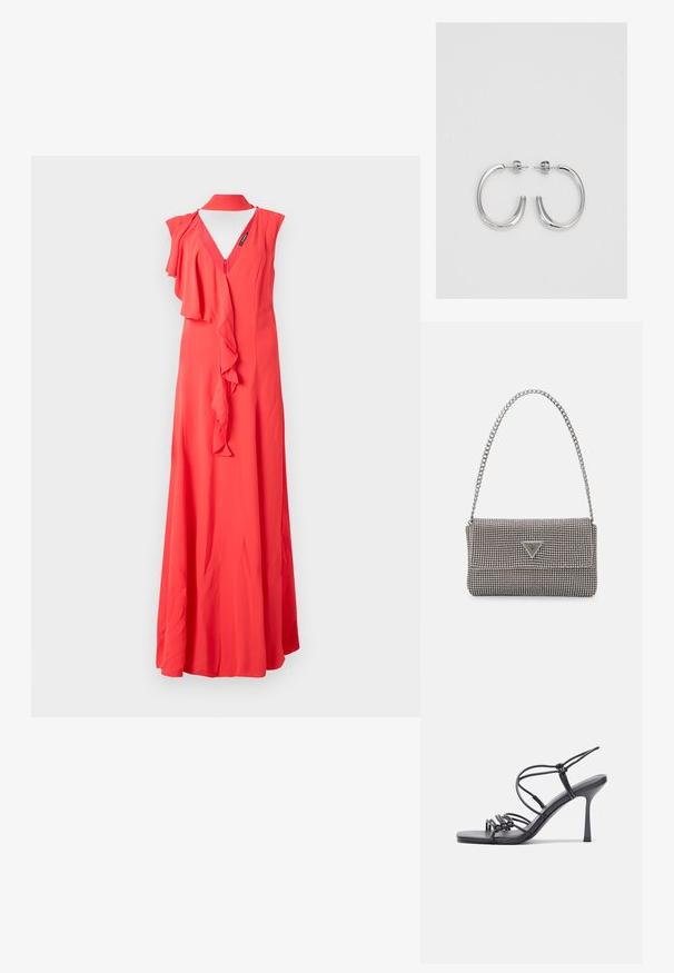 Rdeča, brezrokavna maksi obleka z globokim V-izrezom in gubanim obrobjem. Narejena iz lahkotnega blaga z gladko teksturo.; Črne visoke sandale na peto imajo tanke naramnice z vozlom, gladek kvadratni toe in eleganten stiletto peto.; Svetlo siva kovinska torbica z verižnim ročajem, okrašena z majhnimi okroglimi kovinskimi bleščicami in trikotnim logotipom blagovne znamke.; Srebrne obročaste uhane z gladko, sijočo površino. Zaobljena oblika, lahka zasnova, z zapiranjem na zatič.