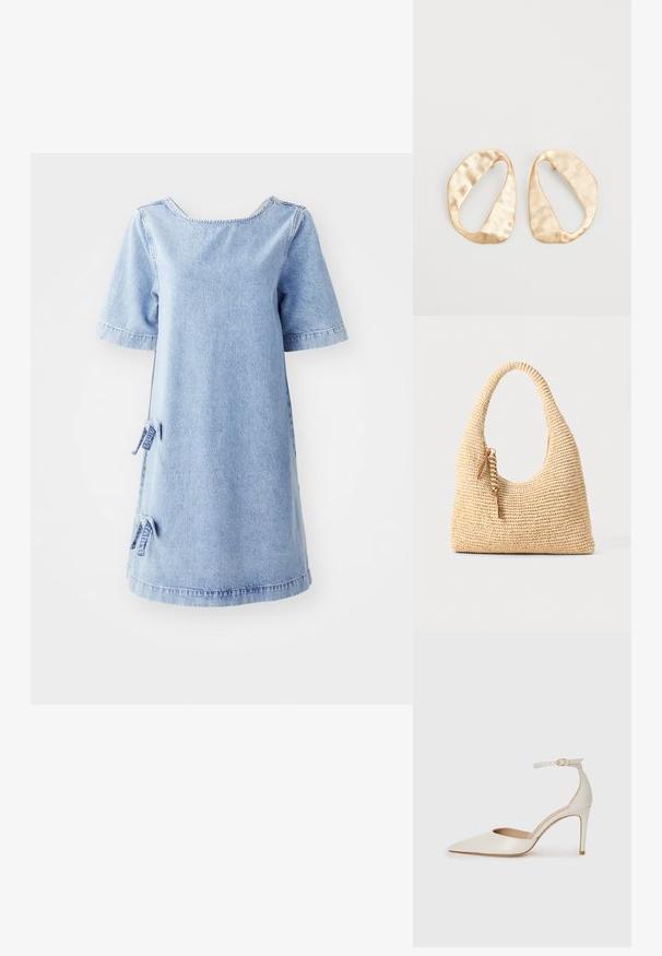 Ανοιχτό μπλε τζιν φόρεμα με κοντά μανίκια, τετράγωνη λαιμόκοψη και πλευρικούς κορδονιών. Διαθέτει άνετη εφαρμογή και ακατέργαστες ραφές στο τελείωμα.; Λευκό δερμάτινο ψηλοτάκουνο παπούτσι με μυτερή μύτη, λουρί στον αστράγαλο και λεπτό τακούνι στιλέτο. Λείος υφή με διακριτική γυαλιστερή επιφάνεια.; Πλεγμένη μπεζ τσάντα χειρός με καμπύλη λαβή, υφής επιφάνεια και καφέ λεπτομέρεια με φούντα. Φέρει στυλ χαλαρής hobo.; Ζευγάρι από ανώμαλα οβάλ σκουλαρίκια σε χρυσό τόνο από μέταλλο με υφή, ελαφρώς σφυρηλατημένη επιφάνεια σε λευκό φόντο.