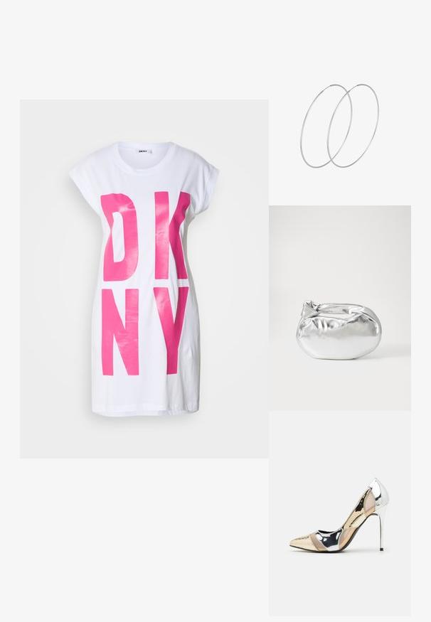 Valkoinen ylisuuri T-paita, jossa on suuret, kiiltävät vaaleanpunaiset "DKNY"-kirjaimet. Lyhyet hihat ja rento istuvuus, valmistettu pehmeästä puuvillamateriaalista.; Korkokenkät, joissa on terävä kärki ja hopea, kultainen sekä nude-väriyhdistelmä. Kiiltävä pinta ja leikkausdesign, varustettuna stikettikorkealla.; Hopeapintainen metallinen pussilaukku, jolla on pehmeä, pyöreä muoto ja solmittava yläosa. Valmistettu sileästä tekonahkamateriaalista.; Hopehope hopeilla, joissa on minimalistinen muotoilu. Pyöreä muoto, sileä pinta ja ohut profiili. Kevyet ja kiillotetut.