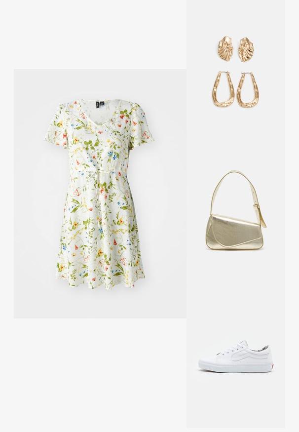Blomstrete kjole med v-hals, korte ermer og belte i midjen. Har en hvit bakgrunn med grønne, gule, røde og blå blomster mønstre.; Hvite lerrets sneakers med lavt design, rund tå, snøring, polstret krage og mønstrede innerfor. Rød logotab på hælen.; Gullfarget metallisk håndveske med en strukturert design, glatt tekstur og justerbar stropp. Har en unik trekantet form og minimalistisk søm.; Gullfargede øredobber med teksturerte, bølgete former. Inkluderer skulpturelle klipsstuds og åpen hoop-design med en hamret finish.