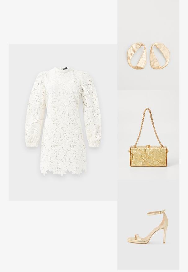 Fehér csipke ruha virágmintákkal, hosszú puffujjakkal, magas nyakkal és fodros szegéllyel a részletek fokozásáért.; Arany fémes, magas sarkú szandál nyitott orral, bokapánttal és csattal, valamint emelt talppal a magasabb magasságért. Simaság érzet.; Arany, gyűrött textúrájú kézitáska, téglalap alakú, lánc pánttal és fedélzáras záródással a tetején. Simább, fényes felület.; Egy pár szabálytalan, ovális formájú, aranyszínű fém fülbevaló, enyhén kalapált felülettel, fehér háttéren.