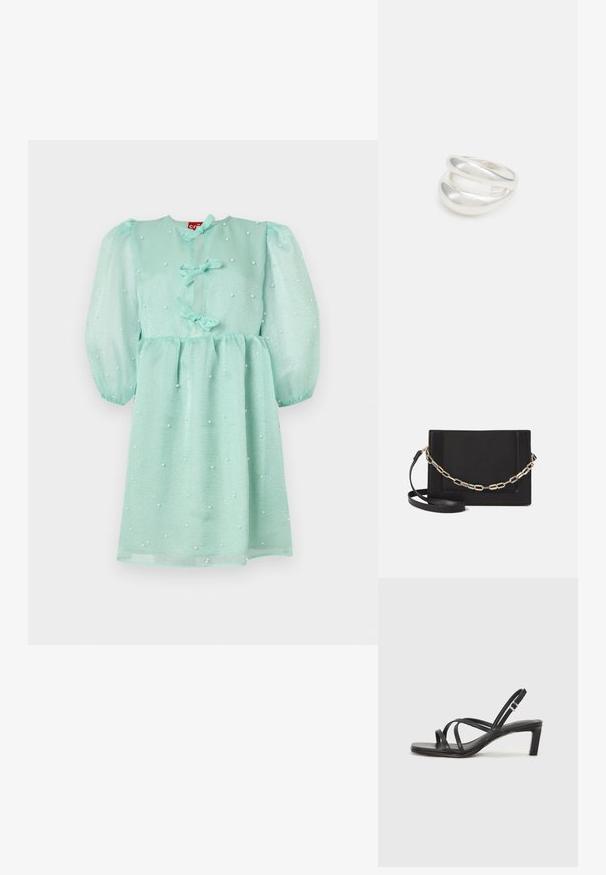 Mentolovo zelené šaty s vypchatými rukávmi, perlovými akcentmi a stuhovými viazaniami na krku a páse. Vyrobené z ľahkej, trblietavej tkaniny.; Čierne sandále na vysokom podpätku so štvorcovou špičkou a nízkym blokovým podpätkom. Obsahujú viacero tenkých popruhov a nastaviteľný členkový popruh. Vyrobené z hladkej kože.; Čierna kožená crossbody taška s hladkou textúrou, obdĺžnikovým tvarom a kovovým reťazovým detailom na prednej strane. Súčasťou je nastaviteľný popruh.; Strieborný prsteň s dvojitým pásikom s hladkým, lesklým povrchom. Má plynulý, zakrivený dizajn s prekryvajúcimi sa časťami pre moderný vzhľad.