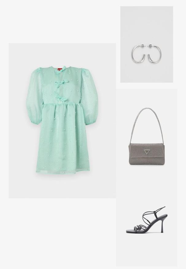 Μιντ πράσινο φόρεμα με φουσκωτά μανίκια, περίτεχνες λεπτομέρειες από μαργαρίτες και κορδέλες στο λαιμό και στη μέση. Φτιαγμένο από ένα ελαφρύ, λαμπερό ύφασμα.; Μαύρες ψηλοτάκουνες σανδάλες με λεπτές λωρίδες και σχέδιο με κόμπους, λείο τετράγωνο μπροστινό μέρος και κομψό τακούνι στιλέτο.; Ανοικτό γκρι μεταλλική τσάντα χειρός με αλυσίδα, διακοσμημένη με μικρούς κυκλικούς μεταλλικούς στύλους και ένα τριγωνικό λογότυπο της μάρκας.; Ασημένια σκουλαρίκια κρίκοι με λεία, λαμπερή φινίρισμα. Στρογγυλό σχήμα, ελαφρύ σχέδιο, με κλείσιμο τύπου πίσω.