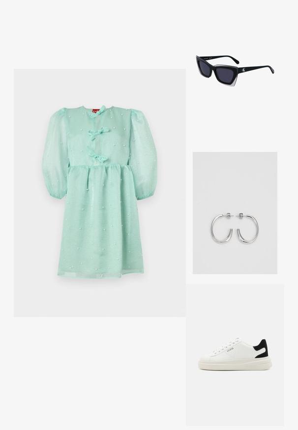 Vestido verde menta com mangas bufantes, detalhes em pérolas e laços de fita no pescoço e na cintura. Feito de um tecido leve e brilhante.; Sapatilhas brancas de couro com uma sola branca espessa, detalhe em camurça preta no calcanhar e logótipo em relevo na lateral. Design com atacadores e seis ilhós.; Óculos de sol oversized pretos com forma geométrica, apresentando lentes escuras e um detalhe cinza em contraste na armação. Logotipo na haste.; Brincos de argola prateados com um acabamento suave e brilhante. Forma arredondada, design leve, com fecho de pino.