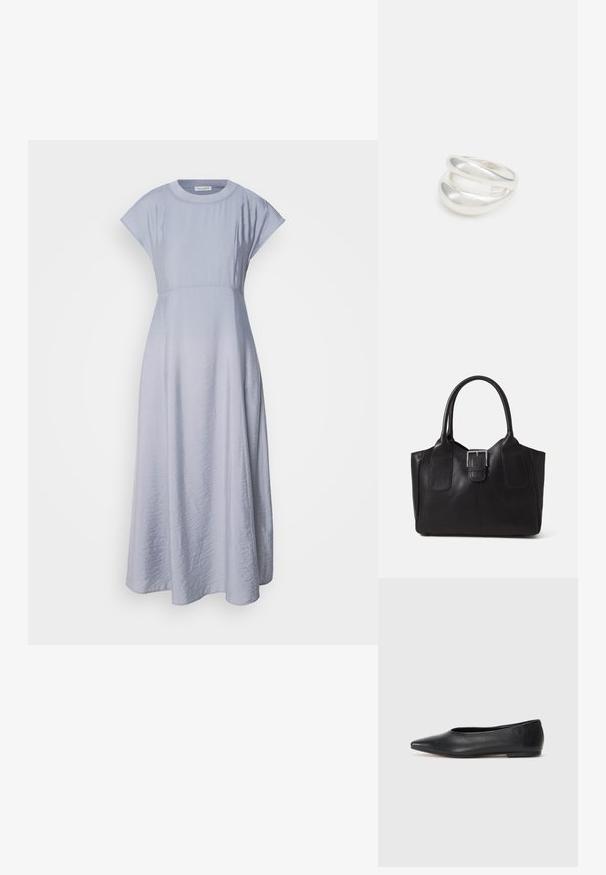 Gaiši zila maxi kleita ar kapu piedurknēm, pieguļošu augšu un brīvi plūstošu svārku. Izgatavota no mīksta, nedaudz krunkāta auduma.; Melna ādas baleta kurpe, ar norādītu purngalu, minimālisma dizains, gluda tekstūra, zema papēža augstums, bez redzamiem aksesuāriem vai rotājumiem.; Melnas ādas somiņa ar gludu tekstūru, strukturētu formu, divām rokturām un izteiktu sudraba sprādzi priekšpusē.; Sudraba divu joslu gredzens ar gludu, pulētu virsmu. Iezīmējas ar plūstošu, izliekta dizaina struktūru ar pārklājošām sekcijām modernam izskatam.