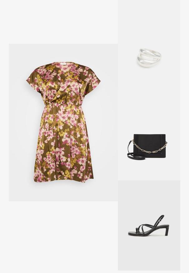 Blumenkleid in Braun mit rosa und gelben Blumen, kurzen Kapellärmelchen, V-Ausschnitt und einem elastischen Bund für eine lockere Passform.; Schwarze Sandale mit Riemchen, quadratischer Zehenform und niedrigem Blockabsatz. Verfügt über mehrere dünne Riemen und einen verstellbaren Knöchelriemen. Hergestellt aus glattem Leder.; Schwarze Leder-Crossbody-Tasche mit glatter Textur, rechteckiger Form und metallic-kettendetail auf der Vorderseite. Verstellbarer Gurt inklusive.; Silberner Doppelring mit einer glatten, polierten Oberfläche. Verfügt über ein fließendes, kurviges Design mit überlappenden Abschnitten für einen modernen Look.