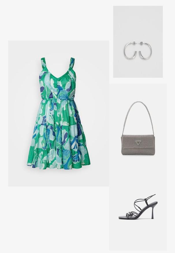Ujjatlan ruha, V-nyakkivágással, réteges szoknyával, zöld, kék és lila virágmintával, könnyű anyagon.; Fekete magas sarkú szandálok vékony pántokkal, csomózott mintával, sima négyzetes orral és karcsú stiletto sarkal rendelkeznek.; Világosszürke fémes kézitáska lánc pánttal, kis kör alakú fém kifinomult díszítéssel és háromszög alakú márkagéppel.; Ezüst karika fülbevalók sima, fényes felülettel. Lekerekített forma, könnyű kialakítással, tűs zárómechanizmussal.