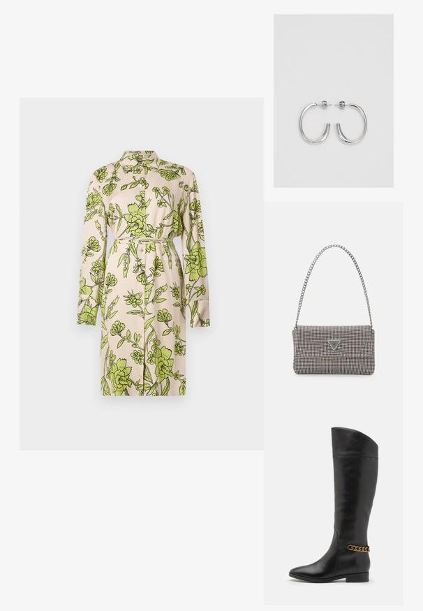 Šviesiai smėlio spalvos suknelė su žalios gėlių raštu, apimančiu visą paviršių, su apykakle, ilgomis rankovėmis, dirželiu juosmenyje ir mygtukais priekyje.; Aukšti juodi odiniai batai su liekna forma, smailiu smaigaliu ir aukso grandinėlės akcentu ties kulkšnimi. Žemas bloko kulnas. Lygi tekstūra.; Šviesiai pilka metalinė rankinė su grandinėlės dirželiu, papuošta mažais apvaliais metaliniais smeigėmis ir trikampiu prekės ženklu.; Sidabrinės auskarai žiedai su lygiu, blizgiu paviršiumi. Suapvalinta forma, lengvas dizainas, su uždarymu ant smeigtuko.