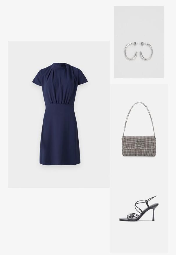 Laavun tummansininen mekko, jossa on lyhyet hihat, korkealla kaula-aukolla ja kerätty vyötärö. Silkkinen pinta ja polvimittainen helma, jossa on piilotettu takavetoketju.; Mustat korkokengät sandaalit, joissa on ohuet hihnat solmittuna, sileä neliön muotoinen varvasosa ja tyylikäs stiletto-korko.; Vaalea harmaa metallinen käsilaukku, jossa on ketjusanka. Laukku on koristeltu pienillä pyöreillä metallikoruilla ja kolmion muotoisella brändilogolla.; Hopehopeet hopehopeet hopehopeet hopehopeet, jolla on sileä, kiiltävä pinta. Pyöreä muoto, kevyt rakenne, jossa on neulakiinnitys.