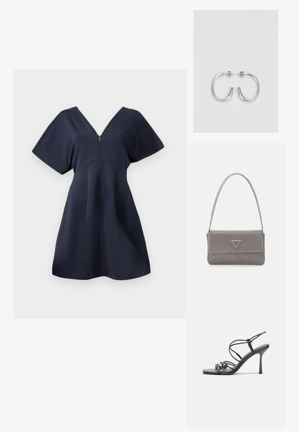 Vestido azul marinho com decote em V, mangas curtas e detalhe de zíper na frente. Corte em A com textura suave e design minimalista.; As sandálias de salto alto pretas apresentam tiras finas com um design em nó, uma biqueira quadrada lisa e um elegante salto agulha.; Bolsa metálica cinza claro com uma alça de corrente, adornada com pequenos rebites metálicos circulares e um logótipo triangular da marca.; Brincos de argola prateados com um acabamento suave e brilhante. Forma arredondada, design leve, com fecho de pino.