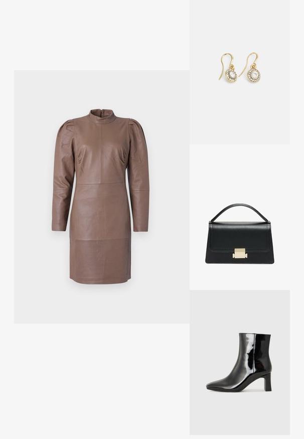 Rjava usnjena obleka z dolgimi rokavi, visokim ovratnikom, napihnjenimi rameni in šivnimi detajli. Gladka tekstura, obleka do kolen.; Črne lakirane gležnjarje z ošiljenim nosom in srednje visokim blokastim peto. Gladka tekstura in minimalističen dizajn.; Črna usnjena torbica z strukturiranim dizajnom, zgornjim ročajem in zlate kovinske sponke na sprednji strani. Gladka tekstura, minimalno šivanje.; Zlato obarvani uhani z ovalnimi prozornimi kristali, ki jih obdajajo manjši prozorni kamenčki, s sistemom za oblačenje za varno nošenje.