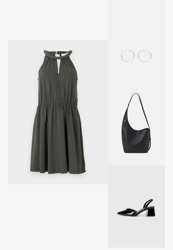 Olívazöld ujjatlan ruha, kulcslyuk nyakkivágással, fonott gallérral és gumis derékkal, amelynek bővülő szoknyája van, és puha, sima textúrájú.; Fekete lakk bőr szandálkés magas sarkú cipő, hegyes orral és geometrikus tömbsarkakkal. Karcsú, minimalista dizájn és sima textúra jellemzi.; Fekete bőr hobo táska sima textúrával, ívelt formával és egyetlen állítható pánttal; széles nyílás található a tetején.; Ezüst karika fülbevalók, letisztult, kerek formával, sima felülettel és látható díszítés nélkül. A átmérő nem megadott.