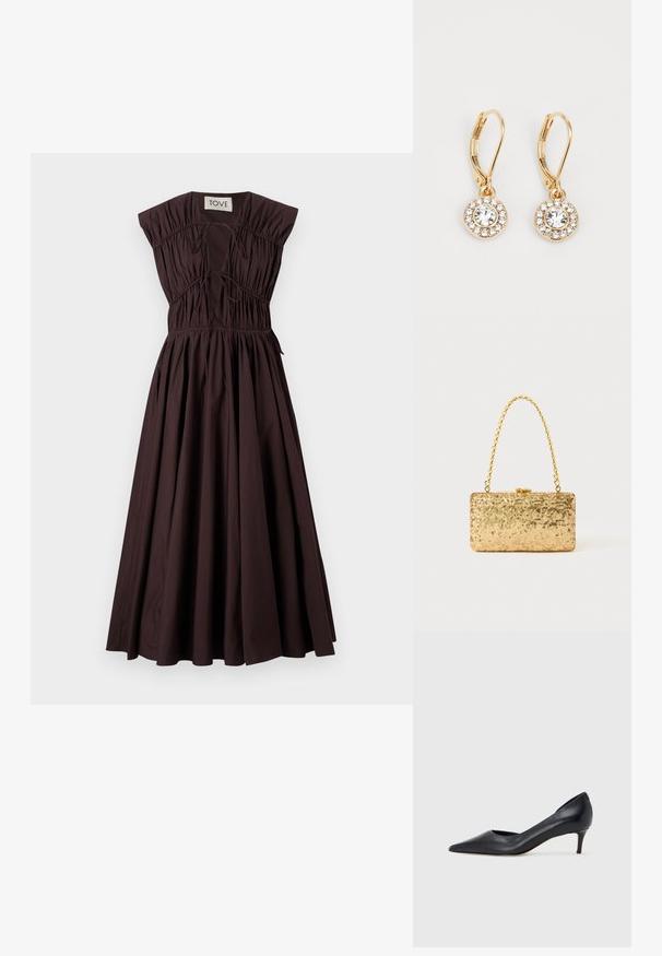 Barna, ujjatlan ruha, gyűrt mellel és húzózsinóros részletekkel, bővülő szoknya, pamutból készült, sima textúrájú, minimalista dizájnnal.; Fekete bőr magassarkú cipő hegyes orral és alacsony sarokkal. Sima felülettel és enyhe fényű kialakítással rendelkezik. Az elején nyitott részlet a fokozott díszítésért.; Arany flitteres clutch táska, téglalap alakú, csavart lánckarabinerekkel és fém záródással, mely fényt tükröz a textúrált felületének köszönhetően.; Arany fülbevalók, középen egy átlátszó kristállyal, amit kisebb átlátszó kövek vesznek körül, biztos záródású karikával a biztonságos viseletért.