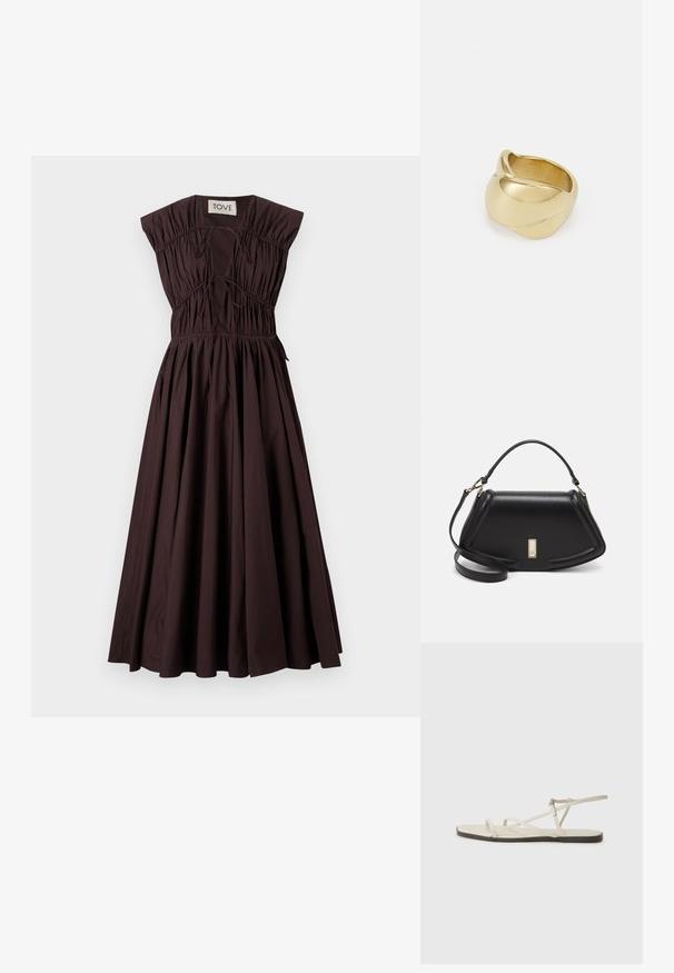 Brązowa, bezrękawna sukienka z marszczoną górą i sznurkiem, rozkloszowany dół, wykonana z bawełny, gładka w dotyku, minimalistyczny design.; Beżowe płaskie sandały z wieloma cienkimi paskami i regulowanym zapięciem. Podeszwa jest płaska z delikatnym ciemnym kontrastem na krawędzi.; Czarna skórzana torebka o strukturalnym designie, z przyciętą formą, górnym uchwytem i złotymi akcentami. W zestawie regulowany pasek na ramię.; Złoty pierścień o gładkim, skręconym wzorze. Posiada wypolerowaną powierzchnię i zaokrąglone krawędzie, tworząc jednolitą, płynną formę.