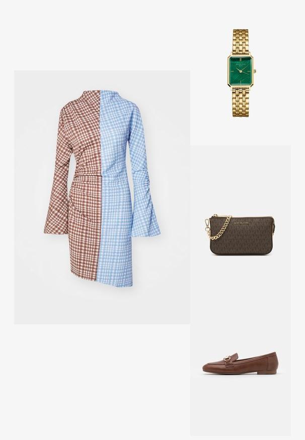 Stine Goya FELINE CHECKERED - Vestido de punto - brown; Mocasines de cuero marrón con suela plana, un diseño de costura y un detalle de hebilla en tono dorado en la correa sobre el empeine.; Bolso bandolera de cuero marrón con patrón de logotipos, correa de cadena dorada, cierre de cremallera y detalles en dorado. Forma compacta y rectangular.; Reloj de metal dorado con una esfera rectangular que presenta una esfera de mármol verde. Bezel octagonal y pulsera con eslabones.