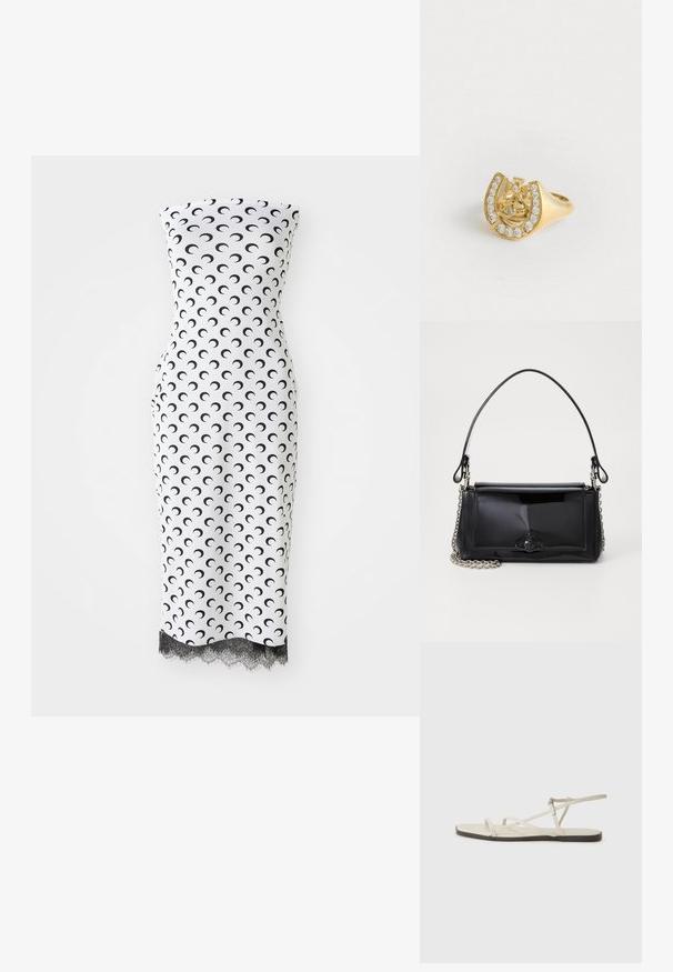Sydd strapless klänning, vit tyg med svart halvmåne-mönster, spetsdetalj vid fållen, knälång och med en jämn textur.; Beige platt sandal med flera smala remmar och ett justerbart spänne. Sulan är platt med en lätt mörk kontrast vid kanten.; Svart lackläderhandväska med rektangulär form, kedjestropp och en distinkt hårdvaruaccent i mitten. Slät textur.; Guldring med en krondesign inuti en hästsko, dekorerad med små klara ädelstenar, på en vit bakgrund.
