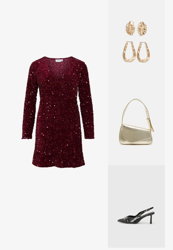 Vínová flitrová šaty s dlhými rukávmi, výstrihom do V a prekrývajúcim dizajnom. Obsahuje textúrovanú látku a trblietavé flitre po celom povrchu.; Čierne lakované kožené slingback topánky s špicatou špičkou, remienkami okolo členku s striebornými prackami a hardvérom, a štíhlým podpätkom.; Zlatá metalická kabelka so štruktúrovaným dizajnom, hladkou textúrou a nastaviteľným popruhom. Obsahuje jedinečný trojuholníkový tvar a minimalistické šitie.; Náušnice v zlatej farbe s textúrovanými, vlnitými tvarmi. Obsahujú sochárske klipsové náušnice a otvorený tvar krúžku s kladivkovým povrchom.