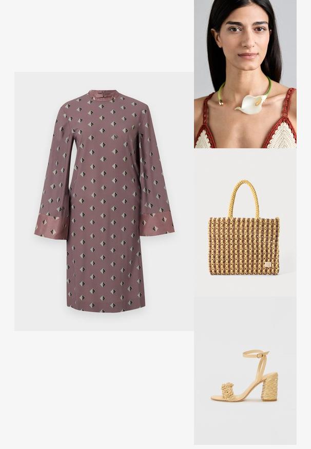 Šaty s dlhým rukávom z látky v jemne ružovej farbe s geometrickým diamantovým vzorom v tmavo šedej a čiernej, so kontrastnými saténovými manžetami.; Béžové sandále na vysokom podpätku s opletenou textúrou, ozdobené kvetinou a popruhom na členku. Štvorcová päta zvyšuje stabilitu.; Tkaná taška v hnedej a žltej farbe, s obdĺžnikovým tvarom, dvoma úchytmi a textúrovaným povrchom s viditeľným šitím a značkovou visačkou.; Zelený náhrdelník s chlpatým kvetom kala, s každým zlatým hardvérom. Model nosí háčkovaný top v prírodných tónoch červenej a krémovej.
