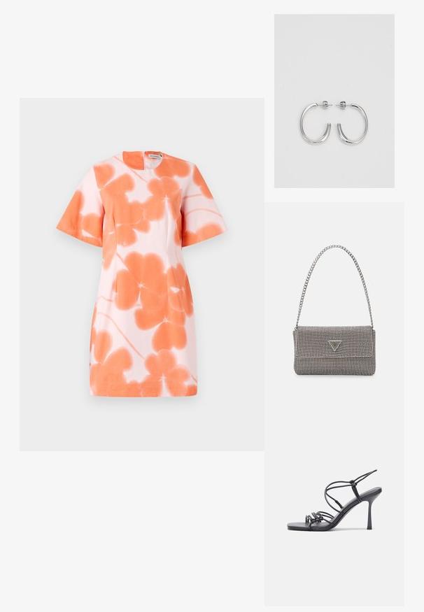Rochie cu mânecă scurtă de culoare roz deschis, decorată cu un model floral în nuanțe de portocaliu. Gât simplu, rotund și croială dreaptă.; Sandale negre cu toc înalt au curele subțiri cu un design legat, un vârf pătrat neted și un toc stiletto elegant.; Geantă metalică gri deschis, cu un strap din lanț, decorată cu mici ținte circulare metalice și un logo de marcă triangular.; Cercei rotunzi din argint cu un finisaj neted și strălucitor. Design ușor, având o formă rotundă și închidere cu tijă.
