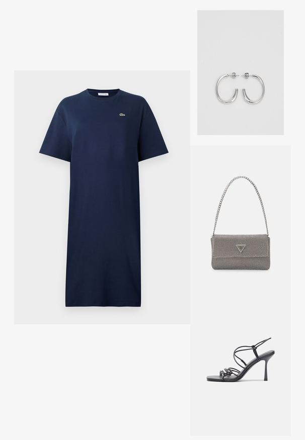 Granatowa sukienka z bawełny z krótkimi rękawami, okrągłym dekoltem i małym zielonym logo na piersi. Prosty fason, długość do kolan.; Czarne sandały na wysokim obcasie mają cienkie paski z węzłowym wzorem, gładki, kwadratowy czubek i smukły obcas w stylu szpilki.; Jasnoszara metaliczna torebka na łańcuszku, ozdobiona małymi okrągłymi metalowymi ćwiekami oraz trójkątnym logo marki.; Srebrne kolczyki na biglu o gładkim, błyszczącym wykończeniu. O zaokrąglonym kształcie, lekkim designie, z zamknięciem na zatrzask.