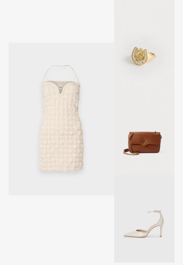 Nanushka JANNIKA - Koktailové šaty/večierkové šaty - creme; Biele kožené topánky na vysokom podpätku s špicatou špičkou, remienkom okolo členka a štíhlym stiletto podpätkom. Hladký povrch s jemným lesklým povrchom.; Hnedá kožená crossbody taška so skladacím uzáverom, zlatými kovovými detailmi a reťazovou rukoväťou. Hladký povrch, obdĺžnikový tvar, minimálne detaily.; Zlatý prsteň s dizajnom koruny vnútri podkovy, zdobený malými priehľadnými drahokamami, na bielom pozadí.