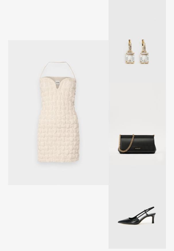 Nanushka JANNIKA - Koktel haljina / svečana haljina - creme; Crne lakirane slingback pete s oštrim vrhom, s teksturiranim uzorkom zmijske kože, podesivom remenom i kratkom, teksturiranom blok-petom.; Crna kožna torbica sa zlatnim lančićem, koja se odlikuje glatkom teksturom, pravokutnim oblikom i utisnutim brendom na prednjoj strani.; Zlatne naušnice s pravokutnim, prozirnim kristalom koji visi ispod niza malih, okruglih prozirnih akcenata. Elegantni, moderni dizajn.