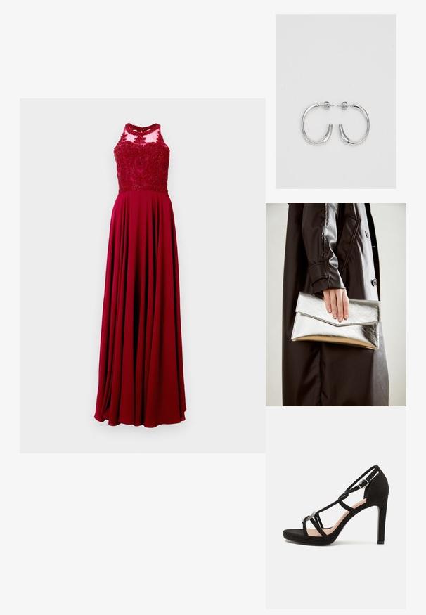 Pikk punane kleit, millel on liibuv vooder ja keeruline helmestikuga kaunistus ning voolav seelik. Materjal näib sile ja kerge sära.; Mustad sametist kõrge kontsaga sandaal, millel on ristuvad rihmad, dekoratiivne hõbedatooniline aksessuaar ja platvormpõhi lisakõrguse jaoks.; Hõbedane metallist kott, millel on nurkne ümbriku disain, sile tekstuur ja kontrastne sisekuju, hoituna musta jope käes.; Hõbedast rõngaskõrvarõngad sileda ja läikiva pinnaga, kõveriku kujuga ning postitaksega sulgur. Minimalistlik disain kaasaegse viimistlusega.