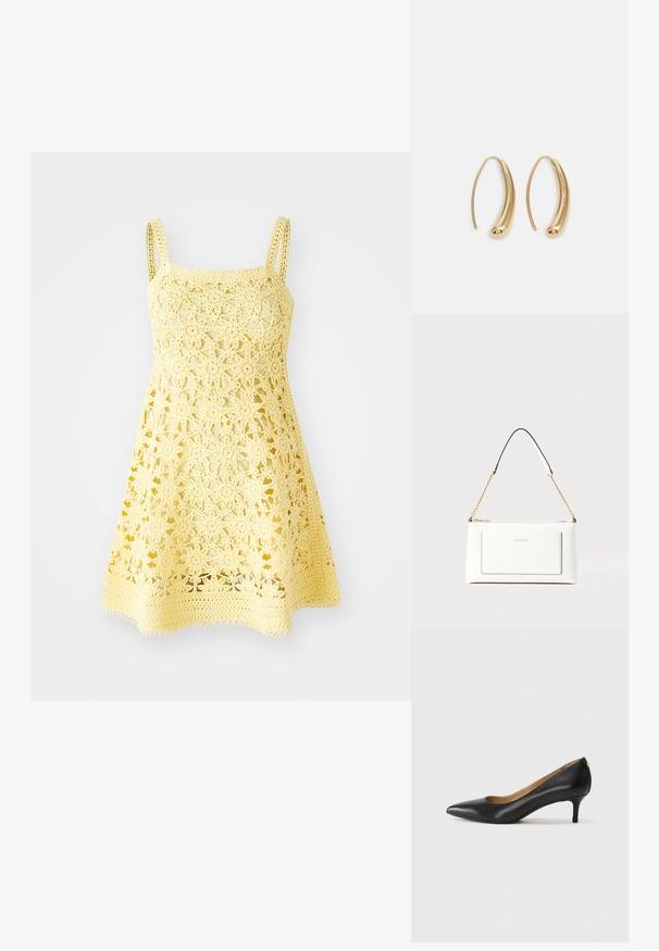 Robe au crochet jaune avec un décolleté carré, des bretelles fines et un motif floral. Présente une forme évasée avec un ourlet festonné.; Pompe noire en cuir avec un embout pointu, un petit talon et une texture lisse. Présente une légère ouverture à l'avant et un matériel minimal à l'arrière.; Sac à main en cuir blanc avec un fini texturé, doté d'une bandoulière en chaîne dorée et d'accents noirs. Comprend une poche avant et une fermeture éclair.; Boucles d'oreilles en métal doré en forme d'anneau, avec une forme courbée et allongée. Elles présentent une surface lisse et brillante avec une pointe arrondie pour un détail supplémentaire.
