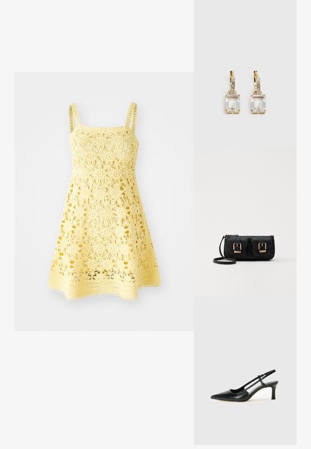 Robe au crochet jaune avec un décolleté carré, des bretelles fines et un motif floral. Présente une forme évasée avec un ourlet festonné.; Escarpin slingback en vernis noir avec un bout pointu, présentant un imprimé serpent texturé, une sangle réglable et un petit talon bloc texturé.; Sac en cuir noir porté en travers avec deux poches avant, boucles dorées, fermeture zippée et une sangle fine. Surface texturée et forme rectangulaire compacte.; Boucles d'oreilles en or lumineux avec un cristal rectangulaire transparent pendent sous une rangée de petits accents ronds transparents. Design élégant et moderne.